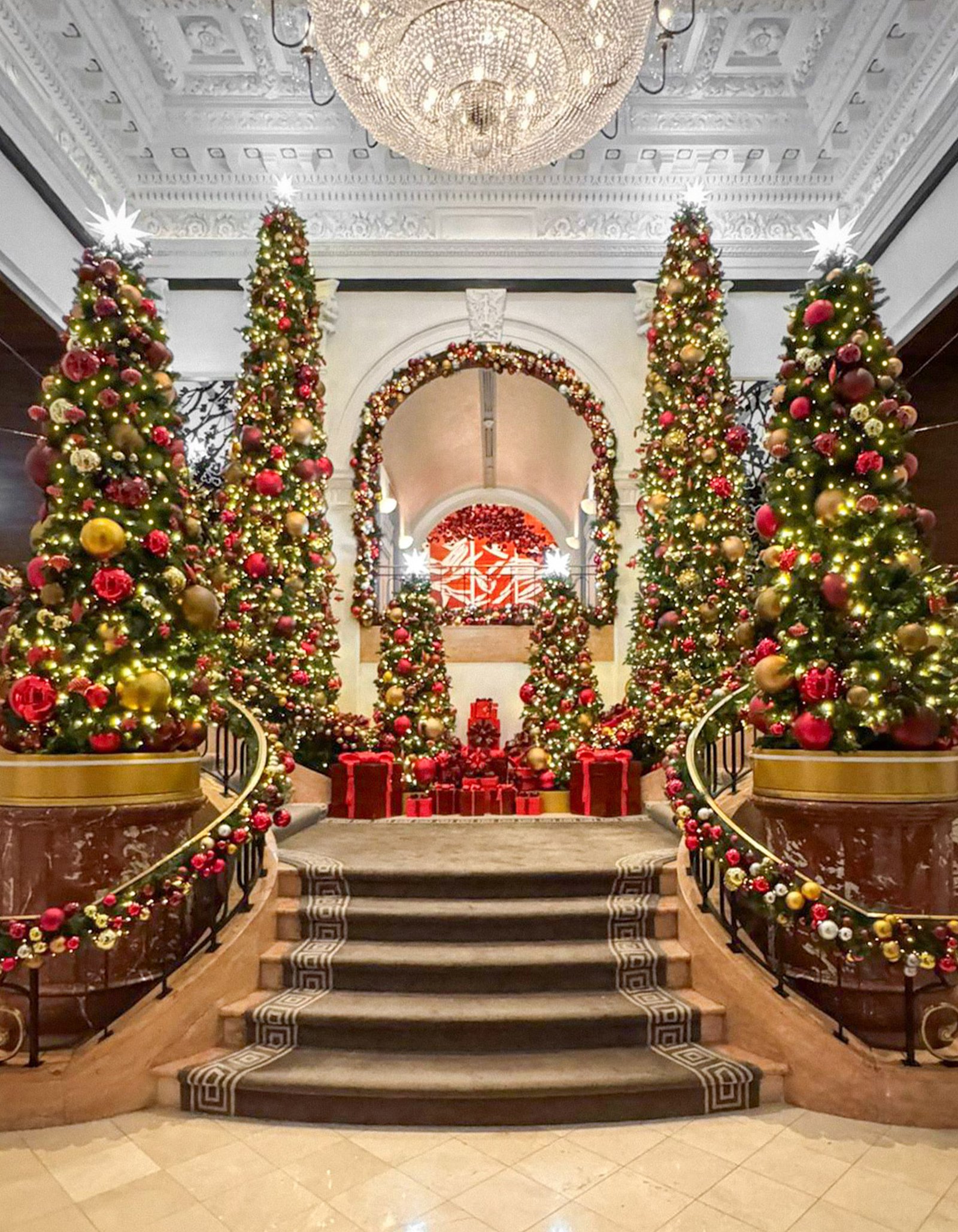 Luxury Christmas decorations for iconic destinations worldwide