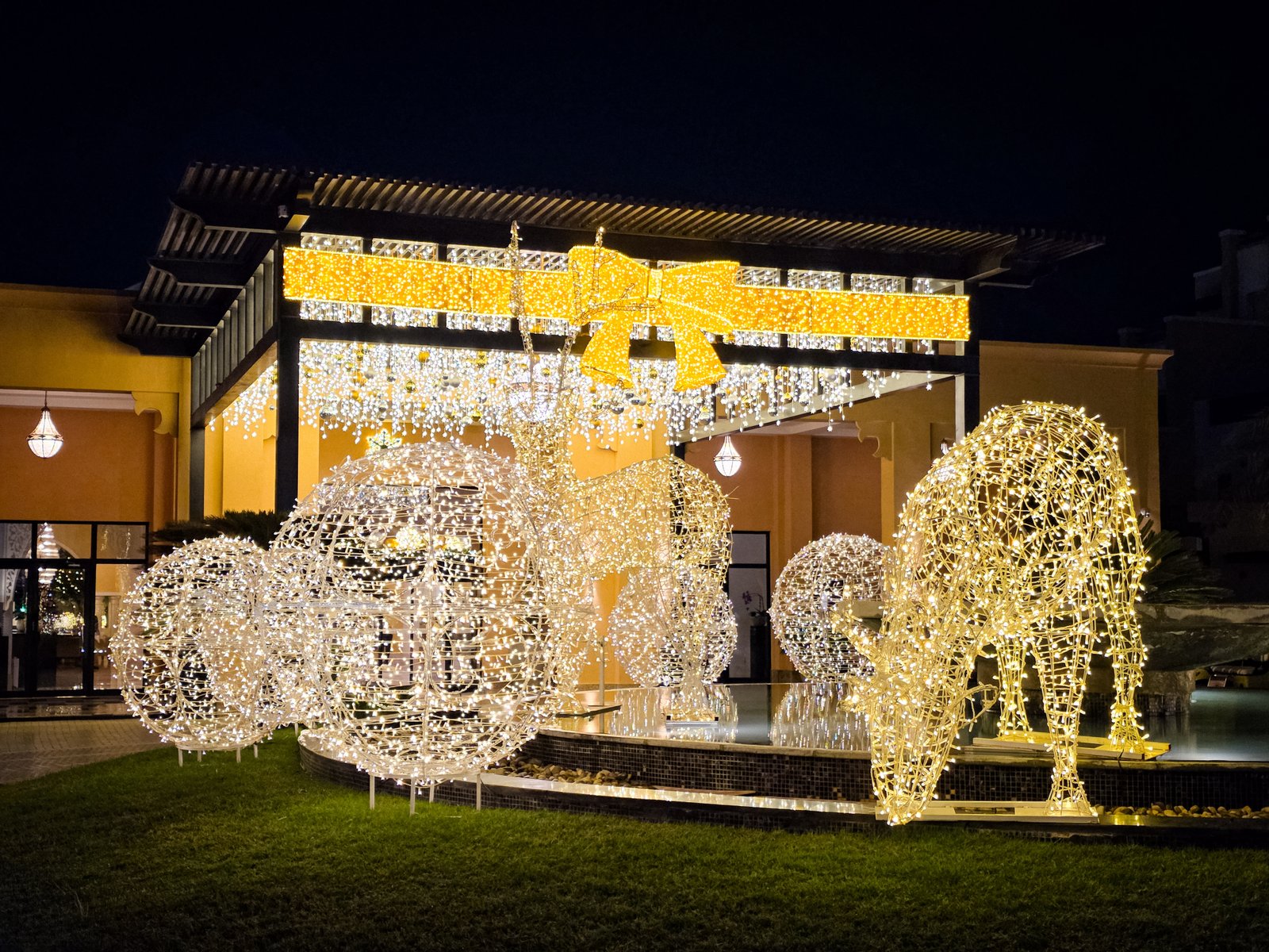 Outdoor Hotel Christmas Decor and Lighting Displays
